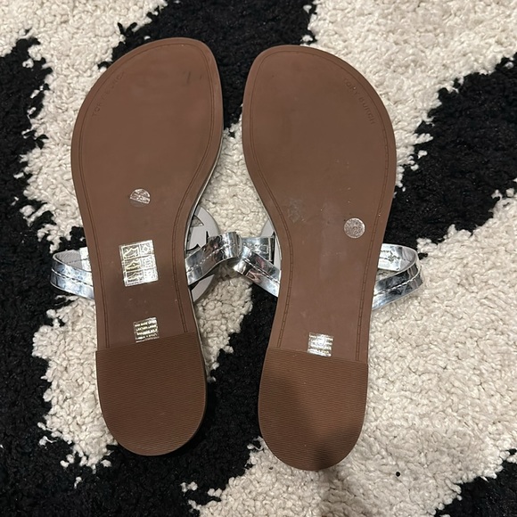 Silver patent Tory Burch flip flop - Picture 3 of 6